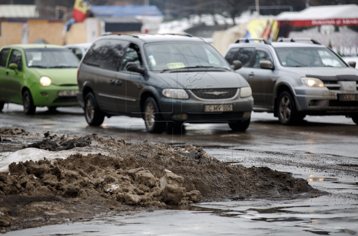 Capitala europeană s-a transformat într-o MOCIRLĂ, iar autorităţile strâng din umeri (FOTOREPORT)