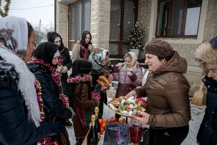 Tradiţiile strămoşeşti renasc prin colindele şi clinchetele de clopoţei auzite la Hârtopul Mare (FOTO)