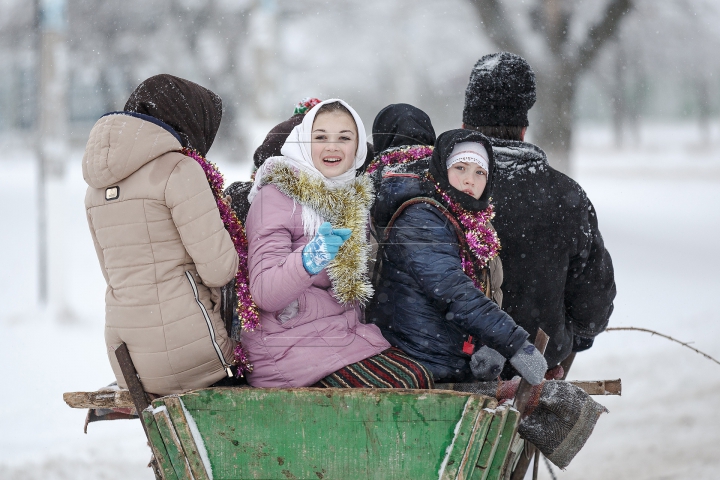 Tradiţiile strămoşeşti renasc prin colindele şi clinchetele de clopoţei auzite la Hârtopul Mare (FOTO)