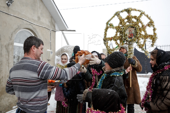 Tradiţiile strămoşeşti renasc prin colindele şi clinchetele de clopoţei auzite la Hârtopul Mare (FOTO)