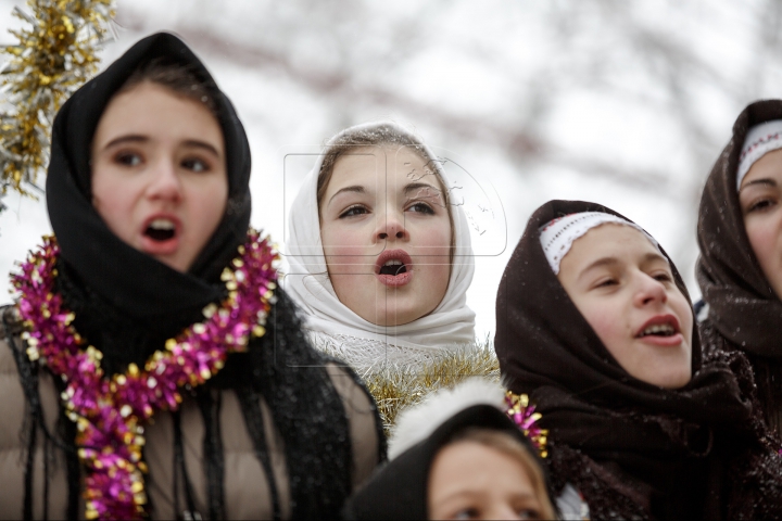 Tradiţiile strămoşeşti renasc prin colindele şi clinchetele de clopoţei auzite la Hârtopul Mare (FOTO)