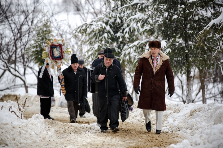 Cete de colindători au evoluat la un festival de colinde la Mănăstirea Ţigăneşti (GALERIE FOTO)