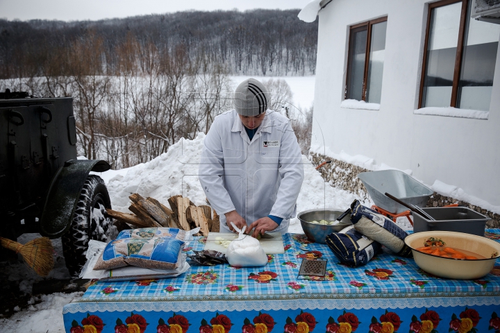 Cete de colindători au evoluat la un festival de colinde la Mănăstirea Ţigăneşti (GALERIE FOTO)