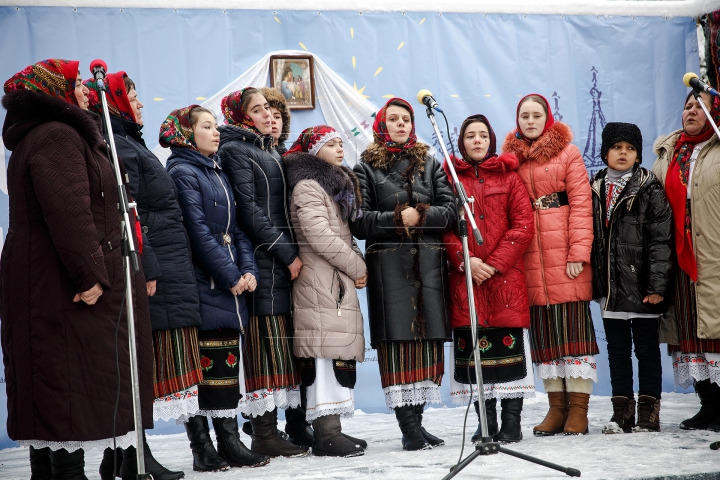 Cete de colindători au evoluat la un festival de colinde la Mănăstirea Ţigăneşti (GALERIE FOTO)