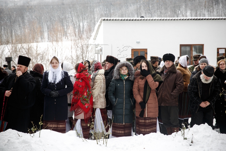 Cete de colindători au evoluat la un festival de colinde la Mănăstirea Ţigăneşti (GALERIE FOTO)