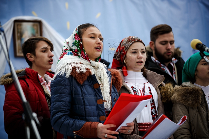 Cete de colindători au evoluat la un festival de colinde la Mănăstirea Ţigăneşti (GALERIE FOTO)