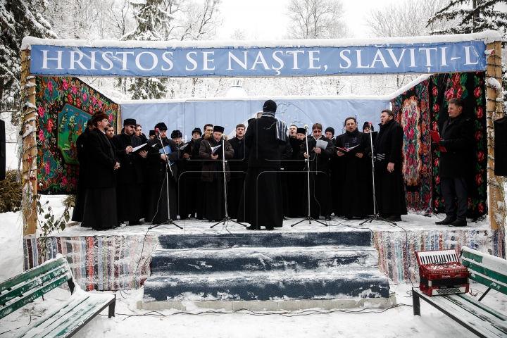 Cete de colindători au evoluat la un festival de colinde la Mănăstirea Ţigăneşti (GALERIE FOTO)