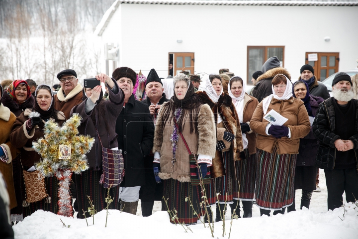 Cete de colindători au evoluat la un festival de colinde la Mănăstirea Ţigăneşti (GALERIE FOTO)