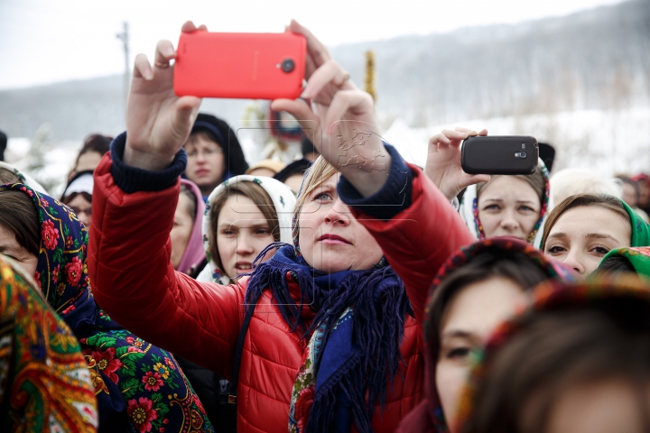 Cete de colindători au evoluat la un festival de colinde la Mănăstirea Ţigăneşti (GALERIE FOTO)