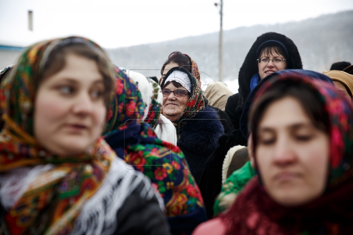 Cete de colindători au evoluat la un festival de colinde la Mănăstirea Ţigăneşti (GALERIE FOTO)