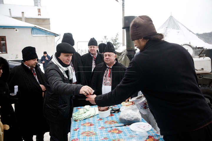 Cete de colindători au evoluat la un festival de colinde la Mănăstirea Ţigăneşti (GALERIE FOTO)