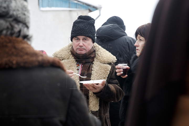 Cete de colindători au evoluat la un festival de colinde la Mănăstirea Ţigăneşti (GALERIE FOTO)