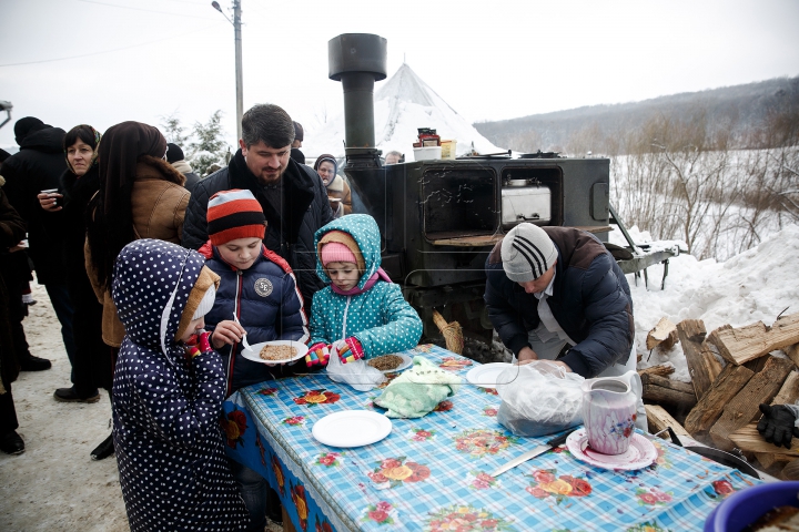 Cete de colindători au evoluat la un festival de colinde la Mănăstirea Ţigăneşti (GALERIE FOTO)
