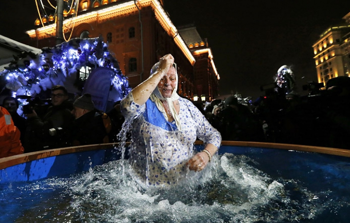 Mii de ruşi au plonjat în apa rece ca gheaţa. Ortodocşii de stil vechi marchează Boboteaza (FOTO)