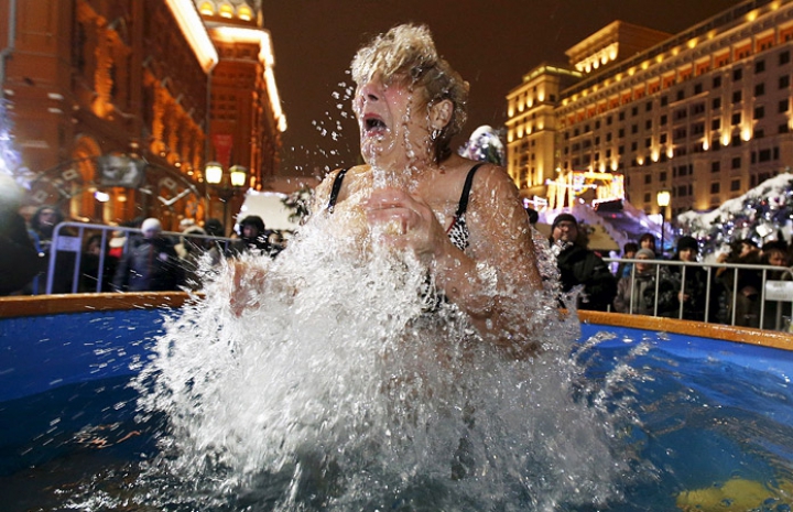 Mii de ruşi au plonjat în apa rece ca gheaţa. Ortodocşii de stil vechi marchează Boboteaza (FOTO)
