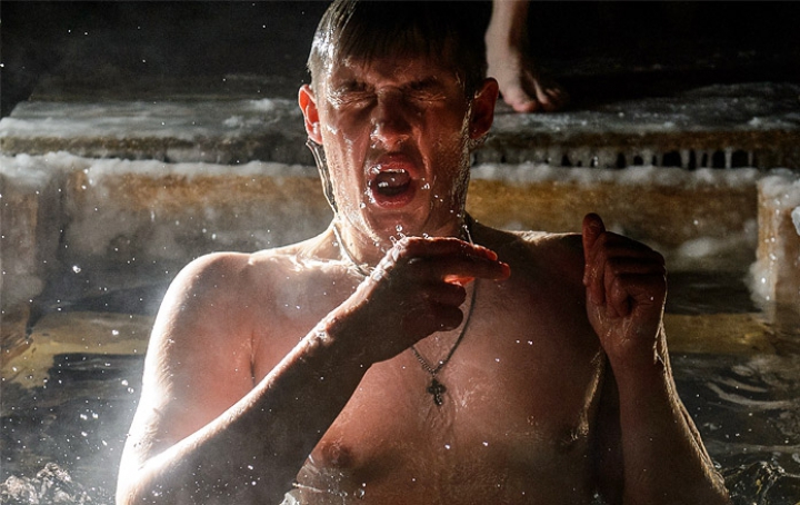 Mii de ruşi au plonjat în apa rece ca gheaţa. Ortodocşii de stil vechi marchează Boboteaza (FOTO)