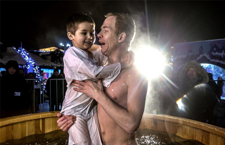 Mii de ruşi au plonjat în apa rece ca gheaţa. Ortodocşii de stil vechi marchează Boboteaza (FOTO)