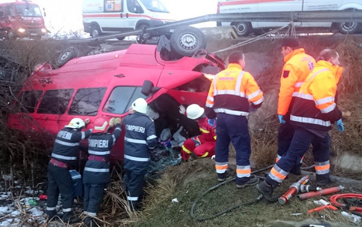 Un microbuz cu pasageri moldoveni, implicat într-un ACCIDENT GROAZNIC în România (FOTO/VIDEO)