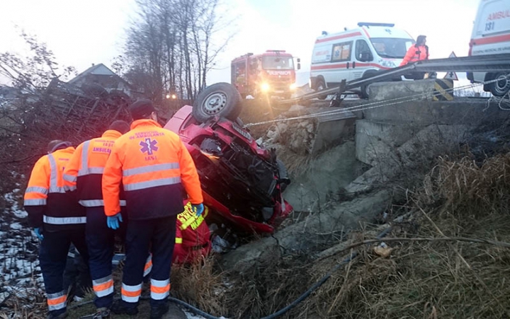 Un microbuz cu pasageri moldoveni, implicat într-un ACCIDENT GROAZNIC în România (FOTO/VIDEO)