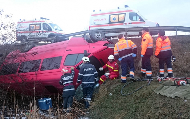 Un microbuz cu pasageri moldoveni, implicat într-un ACCIDENT GROAZNIC în România (FOTO/VIDEO)