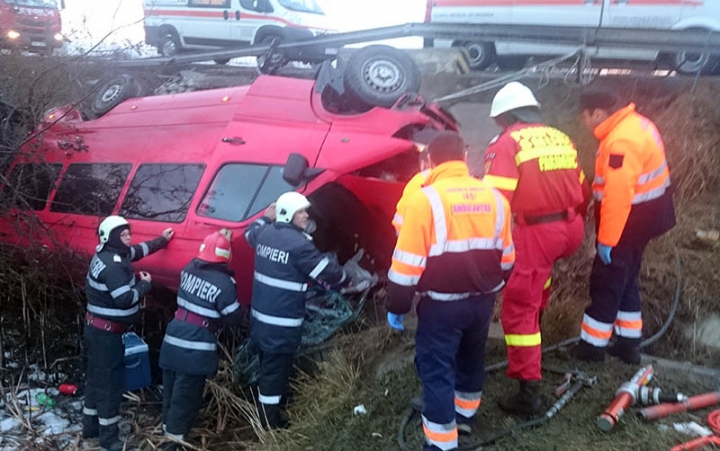 Un microbuz cu pasageri moldoveni, implicat într-un ACCIDENT GROAZNIC în România (FOTO/VIDEO)