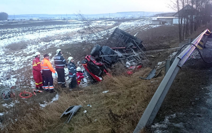 Un microbuz cu pasageri moldoveni, implicat într-un ACCIDENT GROAZNIC în România (FOTO/VIDEO)