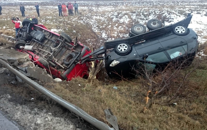 Un microbuz cu pasageri moldoveni, implicat într-un ACCIDENT GROAZNIC în România (FOTO/VIDEO)