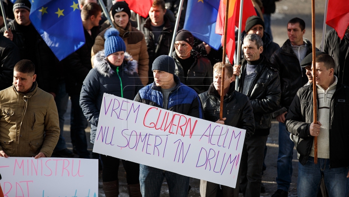 "Am obosit de tot ce se întâmplă!" Zeci de mii de oameni au ajuns la mitingul din Chişinău (FOTO)