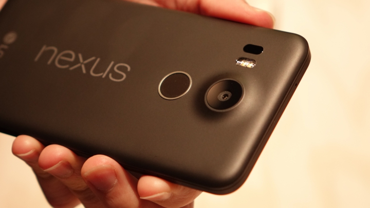 Foarte fierbinte. Un smartphone de model Nexus 5X s-a topit în buzunar (FOTO)