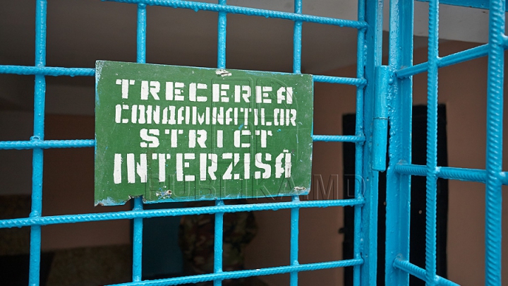 O femeie a vrut să-i transmită mâncare şi "otravă" unui deţinut, condamnat la 28 de ani de puşcărie