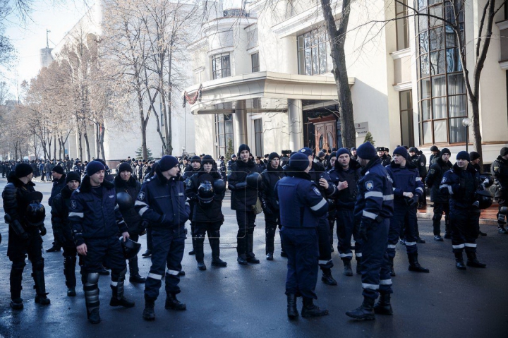 (FOTO) O garnizoană întreagă în faţa Reşedinţei de Stat. Nimeni nu ştie CE SE ÎNTÂMPLĂ