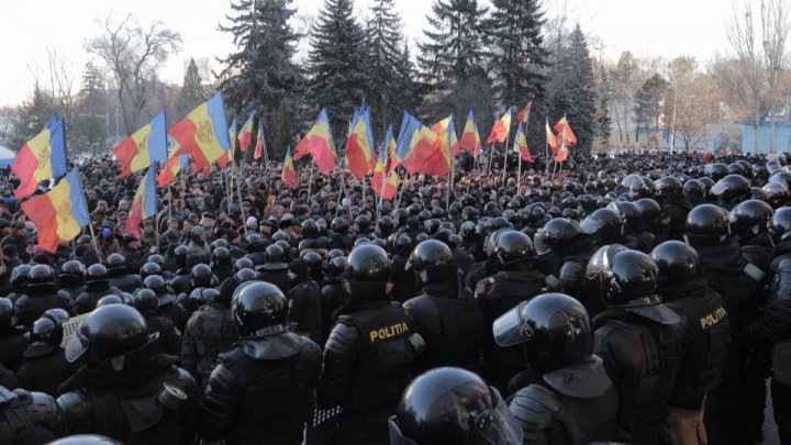 PROTESTE LA PARLAMENT. Un cameraman a fost batut BĂTUT ȘI JEFUIT 