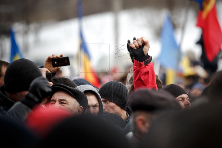 Protestatarii au făcut presiuni la televiziunea naţională (FOTOREPORT)