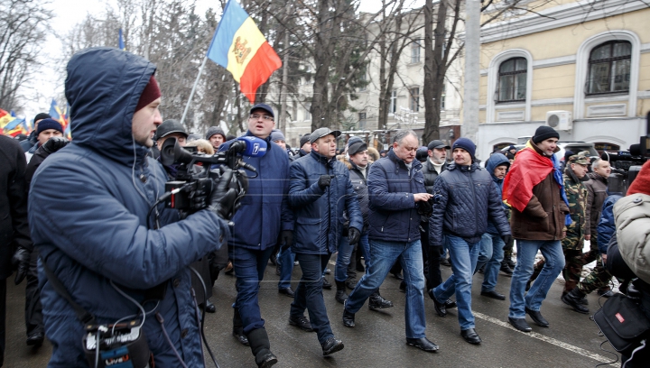 Protestatarii au făcut presiuni la televiziunea naţională (FOTOREPORT)