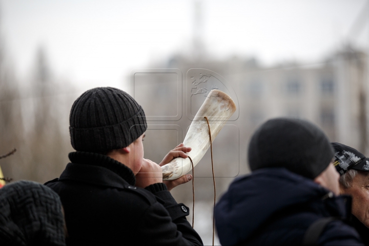 Protestatarii au făcut presiuni la televiziunea naţională (FOTOREPORT)