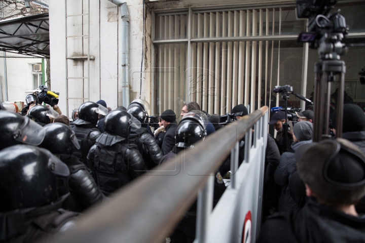 Protestatarii au făcut presiuni la televiziunea naţională (FOTOREPORT)