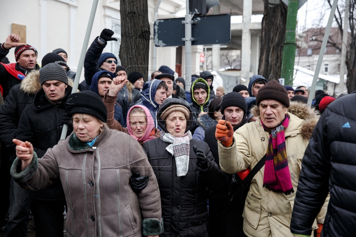 Protestatarii au făcut presiuni la televiziunea naţională (FOTOREPORT)