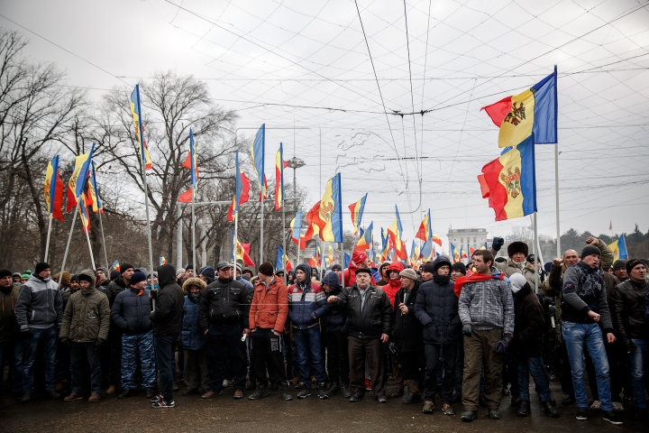 Protestatarii au făcut presiuni la televiziunea naţională (FOTOREPORT)