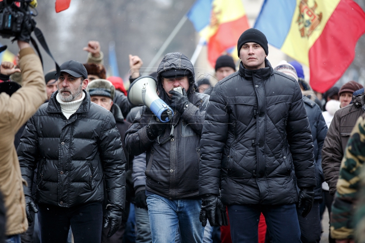 Protestatarii au făcut presiuni la televiziunea naţională (FOTOREPORT)