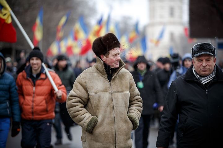 Protestatarii au făcut presiuni la televiziunea naţională (FOTOREPORT)