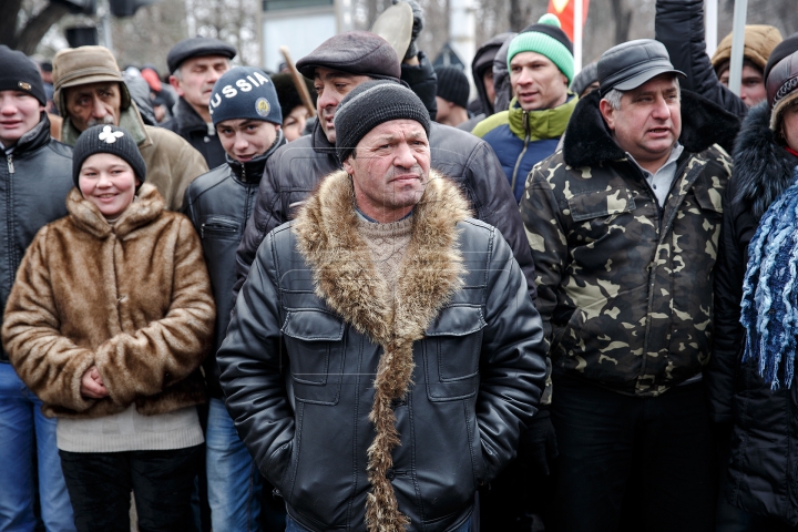 Protestatarii au făcut presiuni la televiziunea naţională (FOTOREPORT)