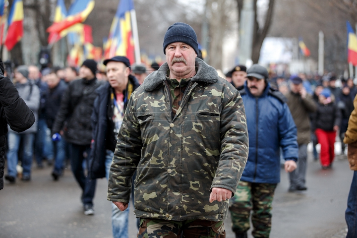 Protestatarii au făcut presiuni la televiziunea naţională (FOTOREPORT)