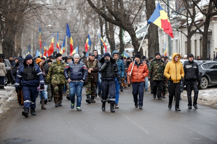 Protestatarii au făcut presiuni la televiziunea naţională (FOTOREPORT)