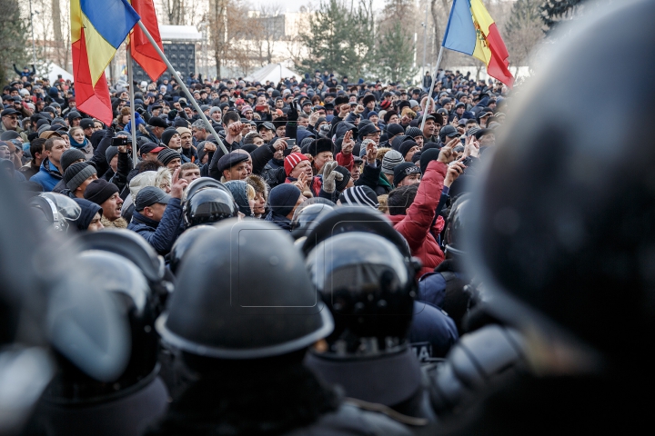 A doua zi de proteste în Chișinău. Usatîi, Dodon şi Năstase s-au unit (FOTOREPORT)