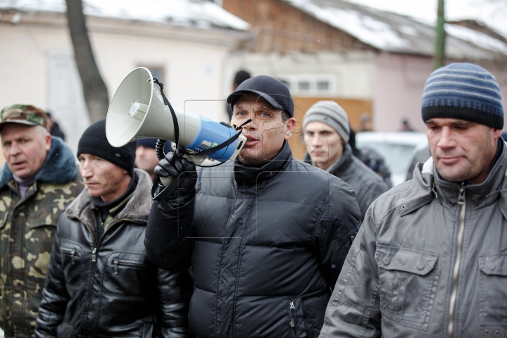 Protestatarii au făcut presiuni la televiziunea naţională (FOTOREPORT)