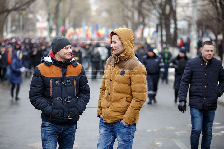 Protestatarii au făcut presiuni la televiziunea naţională (FOTOREPORT)