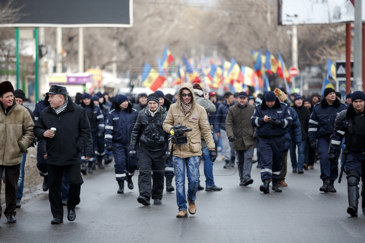 Protestatarii au făcut presiuni la televiziunea naţională (FOTOREPORT)