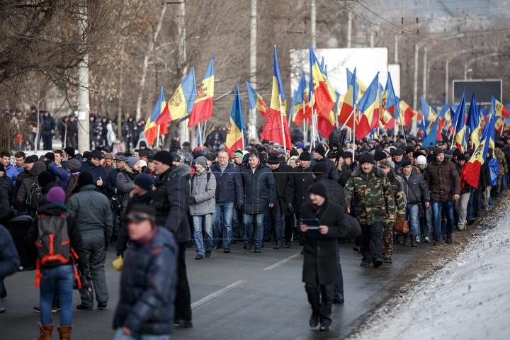 Protestatarii au făcut presiuni la televiziunea naţională (FOTOREPORT)