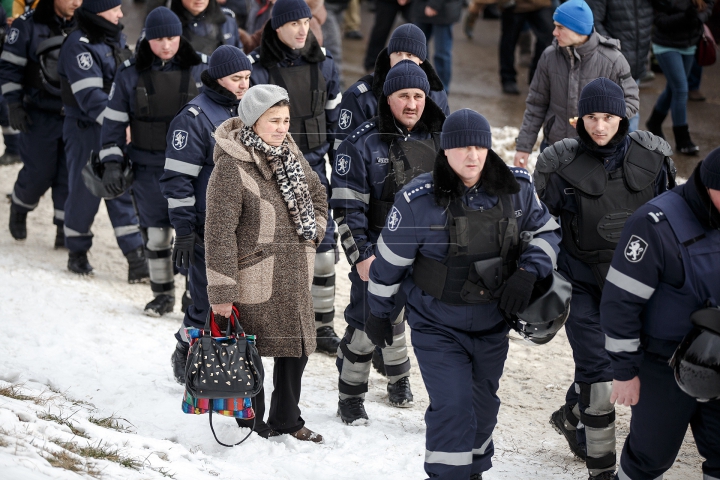 Protestatarii au făcut presiuni la televiziunea naţională (FOTOREPORT)