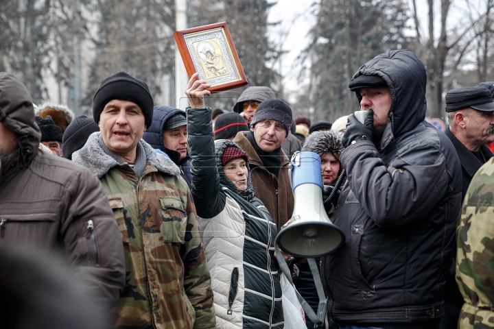 Protestatarii au făcut presiuni la televiziunea naţională (FOTOREPORT)